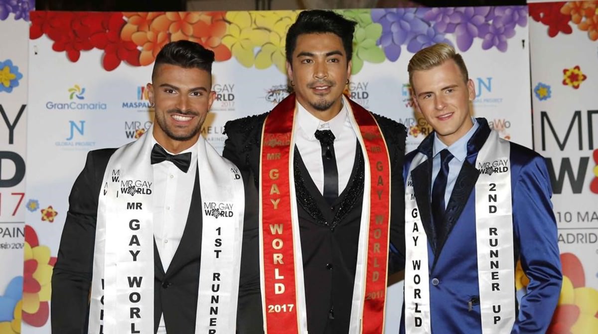 GRA862 MASPALOMAS GRAN CANARIA 10 05 2017 - El ganador del Mister Gay World 2017 el filipino John Fernandez c acompanado por el espanol Candido Arteaga i segundo clasificado y el belga Raf Van Puymbroek tercer clasificado durante la gala celebrada hoy en la localidad de Maspalomas en Gran Canaria EFE Elvira Urquijo A