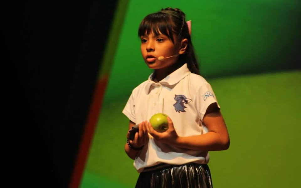 Adhara Pérez, la niña mexicana con un IQ más alto que 