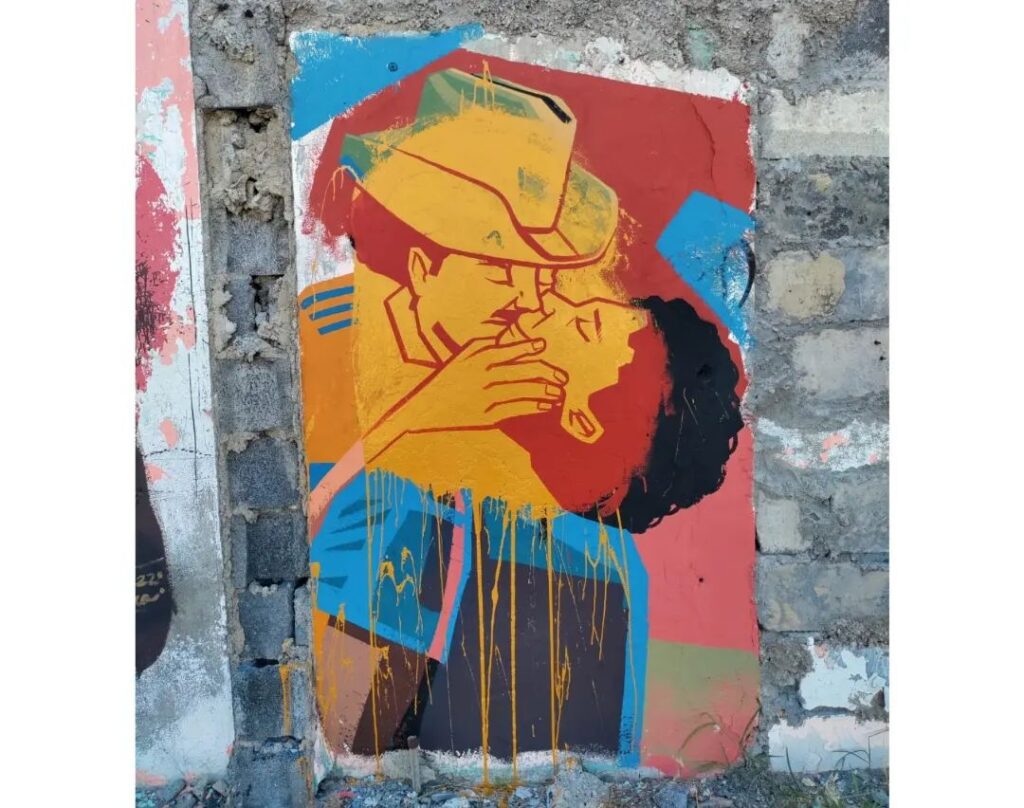 Pintura que muestra un "beso gay" en las calles de Monterrey