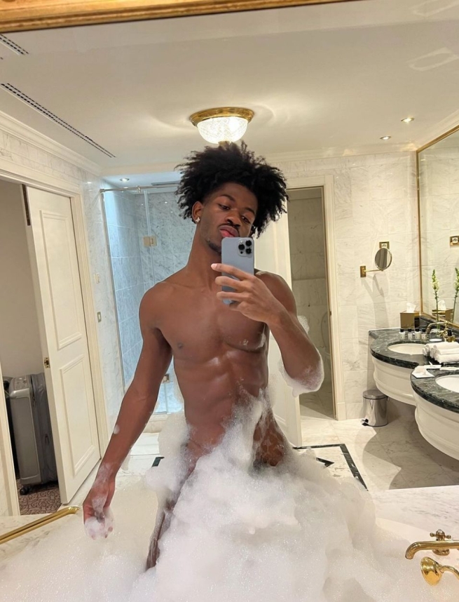 Lil Nas X publicó fotos en su baño de burbujas casi desnudo