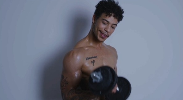 Lanzan tráiler de Dark Chat, película de terror del cineasta LGBT David González donde veremos asesinatos en directo