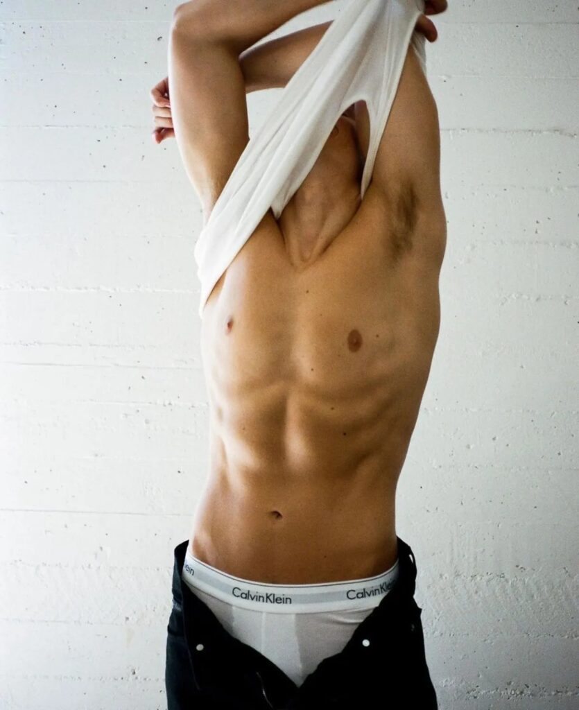 Hunter Doohan de 'Wednesday' sorprende en ropa interior para Calvin Klein