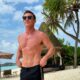 Luke Evans Sin Playera en la Playa Gay