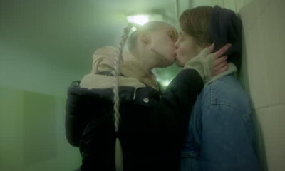 Lesbianas dándose un beso en la calle