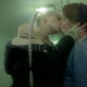 Lesbianas dándose un beso en la calle