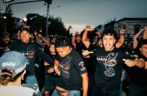 Hombres heterosexuales interrumpen marcha LGBTQ y protestan contra la "agenda woke"
