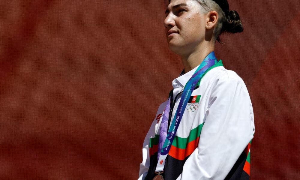 Fariba Hashimi: la ciclista afgana que se disfrazó de hombre para competir y ahora ganó una medalla de plata