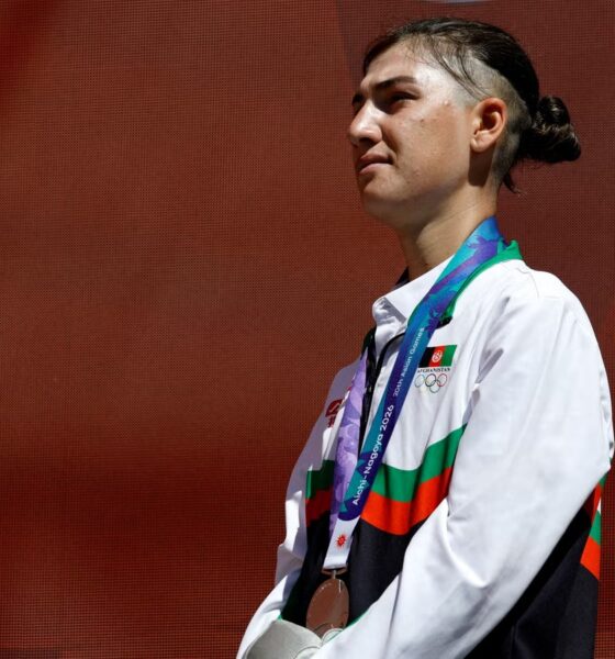 Fariba Hashimi: la ciclista afgana que se disfrazó de hombre para competir y ahora ganó una medalla de plata