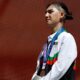 Fariba Hashimi: la ciclista afgana que se disfrazó de hombre para competir y ahora ganó una medalla de plata