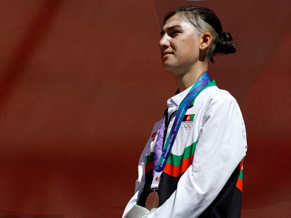 Fariba Hashimi: la ciclista afgana que se disfrazó de hombre para competir y ahora ganó una medalla de plata